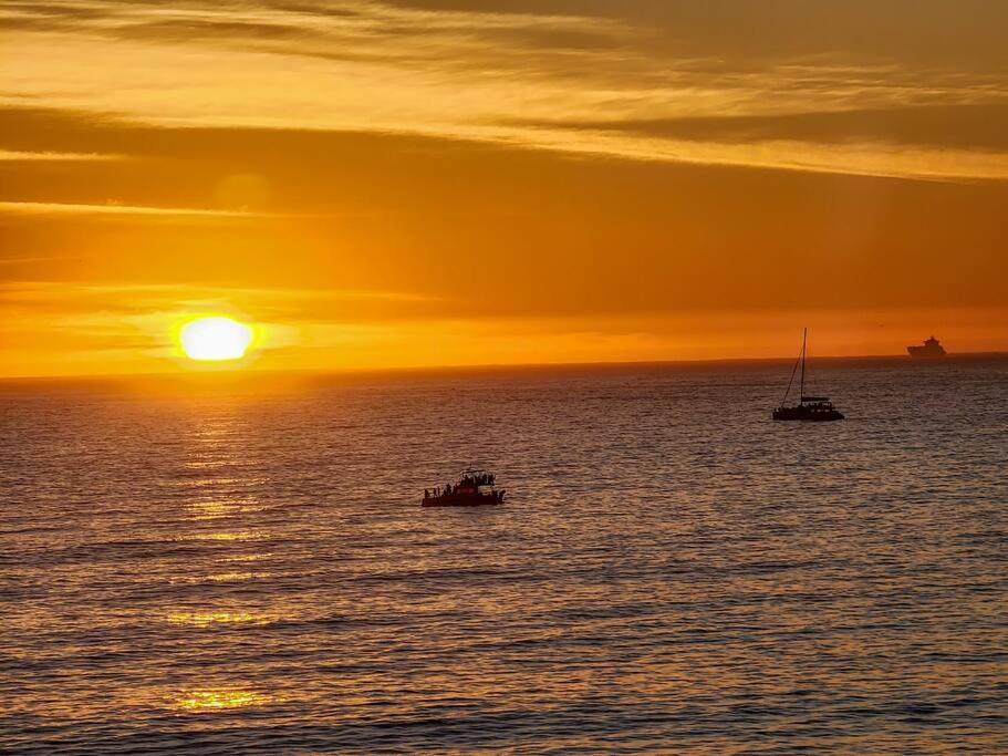 Breathtaking Views Of The Ocean Cidade Do Cabo